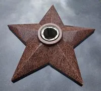 Звезда красный гранит ø 800 мм. (518226) поставка комплект горелка ГВД 379 10 89 00 ПС вечный огонь монолит - массив  в Красноярске