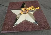 Плита из красного гранита (518205) монтаж комплект горелка ГВД 379 10 89 00 ПС вечный огонь звезда латунь ø 1100 мм. пустотелая  в Красноярске