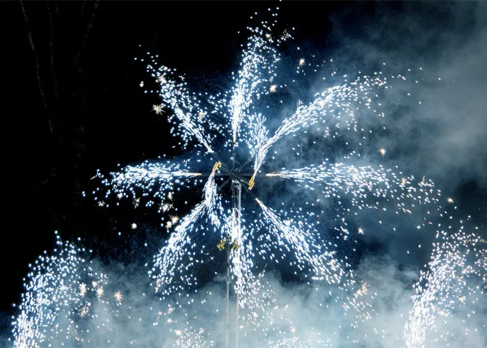 Фейерверк вертушка (огненное колесо) — Красноярск <p>
Профессиональные огненные вертушки из сценических фонтанов монтируются на любой выделенной вам площадке для наземного фейерверк шоу. С помощью фонтанов, такие изделия создают множество искр в динамике кругового вращения пиротехнического элемента – конструкции
</p> организация и проведение фейерверк шоу от магазина пиротехники  | krasnoyarsk.piroclub.ru