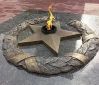 Бронзовый венок со звездой вечного огня в Красноярске (518550)